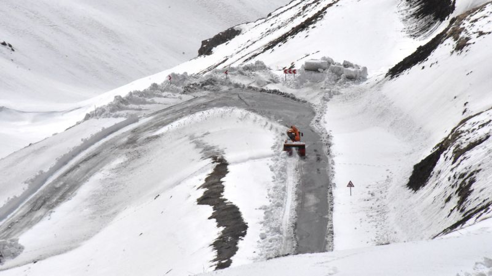 Kar Erimesi Çığ Riskini Artırdı: Meteoroloji 2 Bölge İçin Acil Uyarı Yayınladı