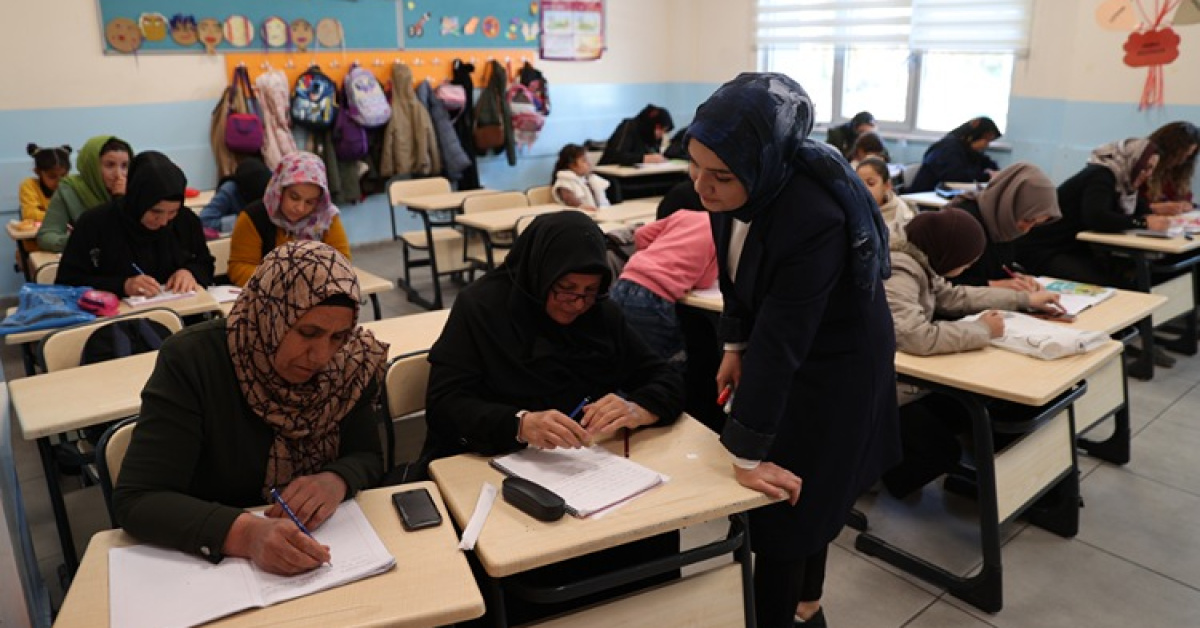 Gülistan Şimşek, Okuma Yazma Kursu Açtı