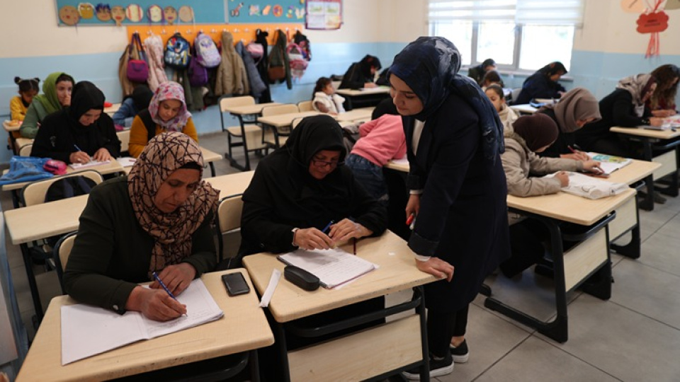 Gülistan öğretmen, okuma yazma bilmeyen kadınlara umut oldu