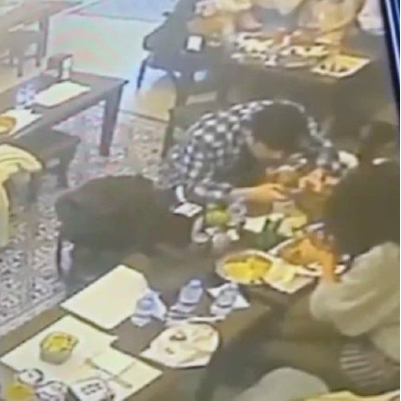 Yemek yerken dudağını böcek ısırdı!