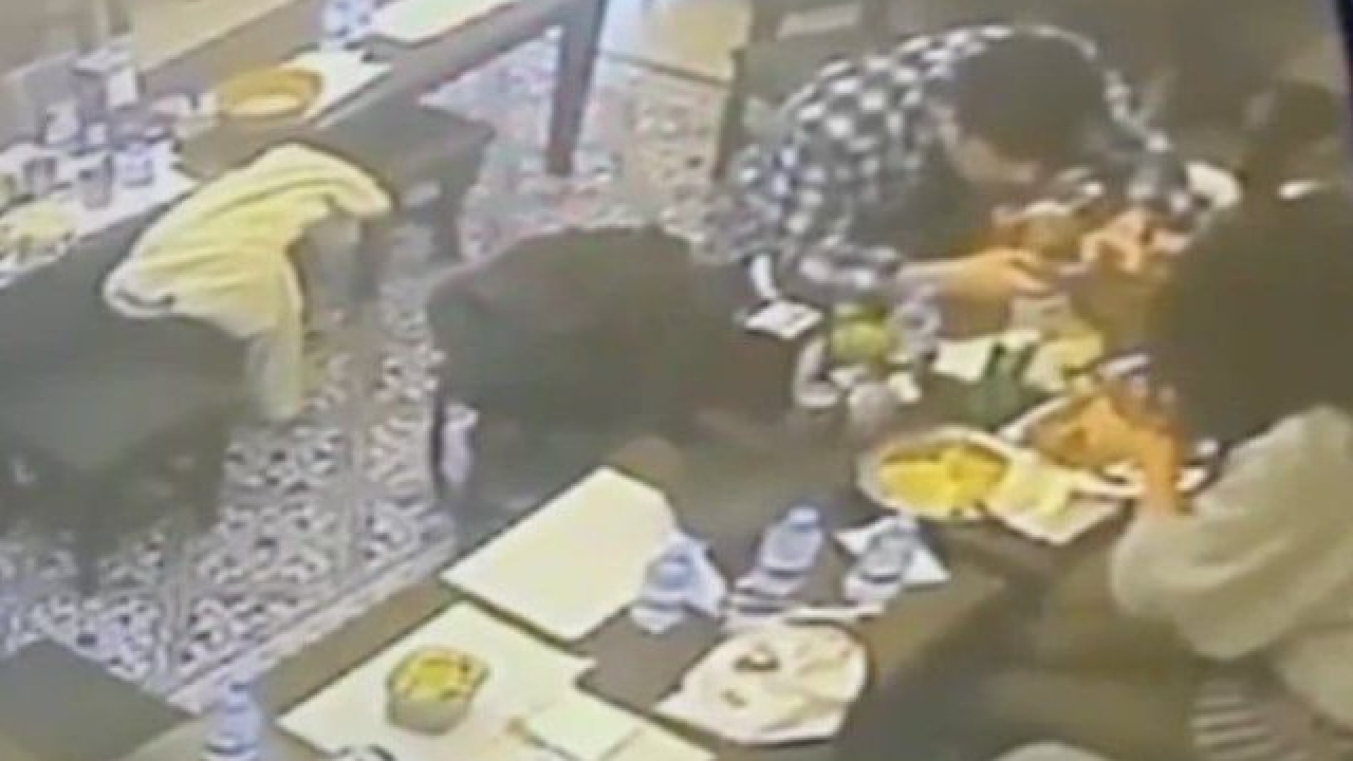 Yemek yerken dudağını böcek ısırdı! | Son dakika haberleri