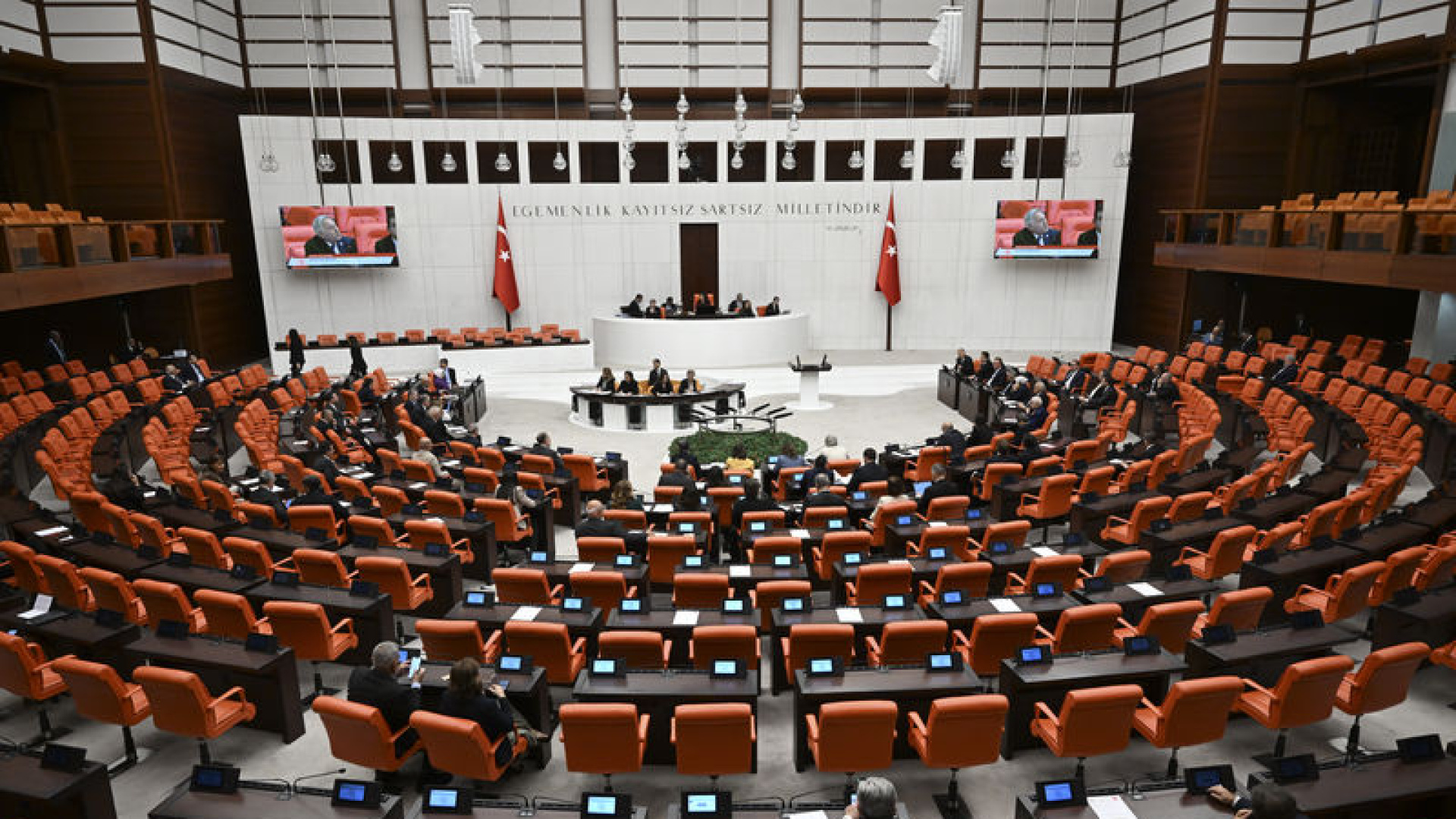 Siyasilerden 8 Mart Dünya Kadınlar Günü Mesajları: Fedakarlık ve Haklar Vurgulandı