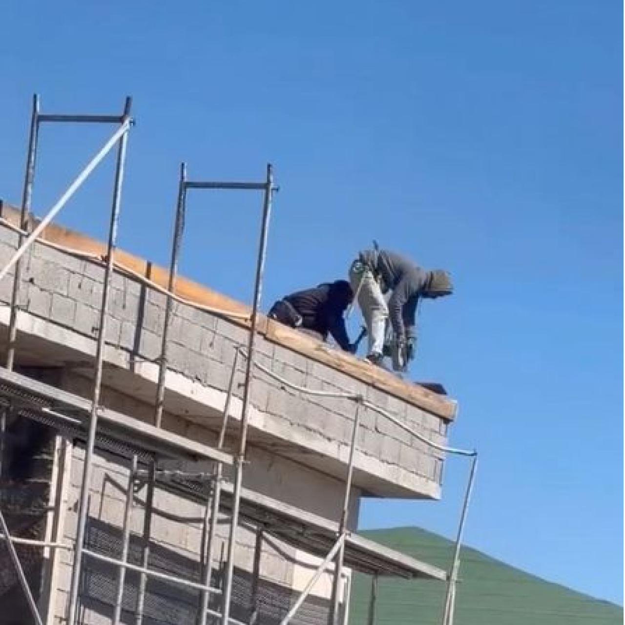 İşçilerin çatıdaki çalışması kamerada