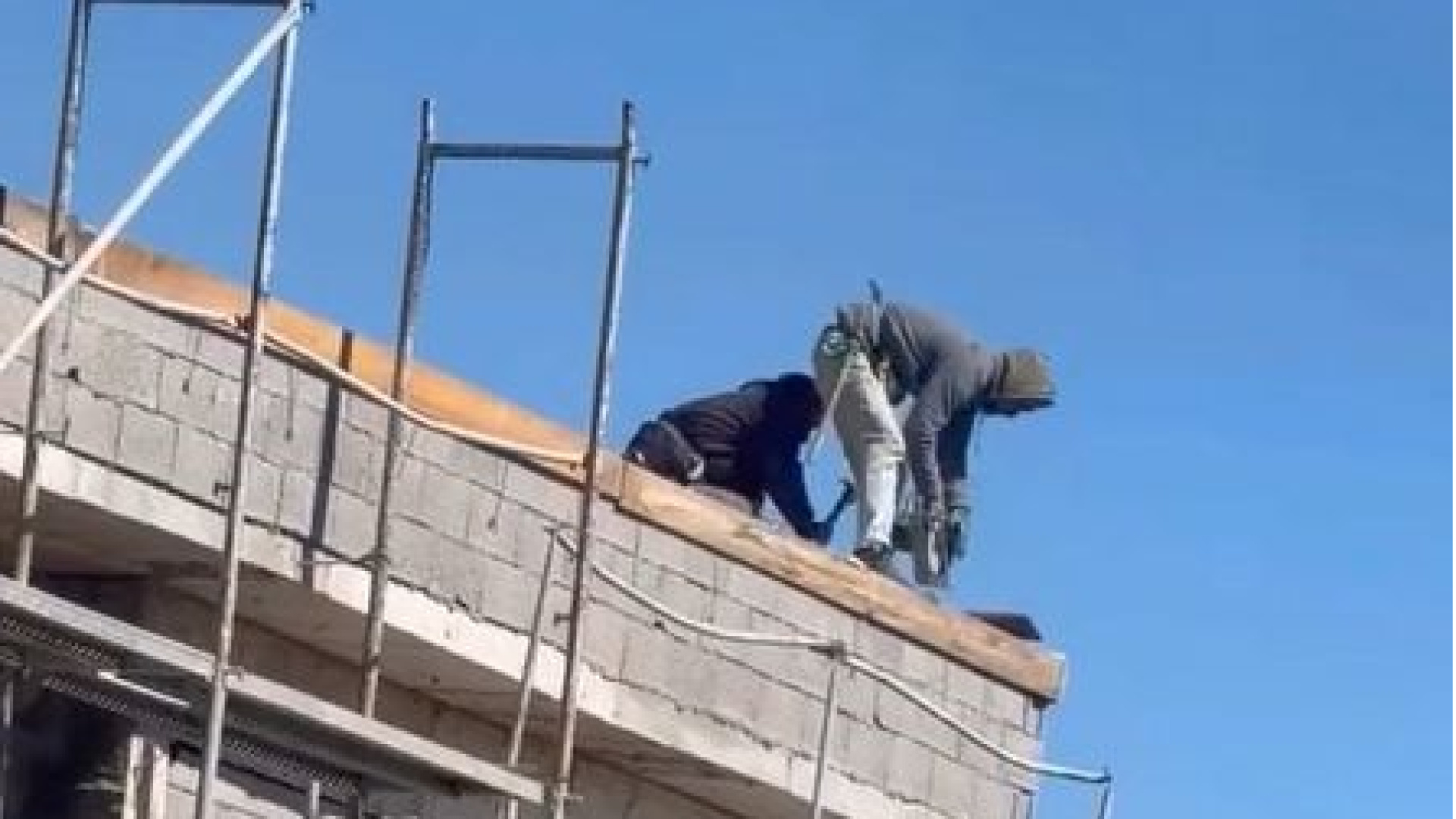 Son dakika: Elazığ’da işçilerin çatıda tehlikeli çalışması kamerada | Son dakika haberleri