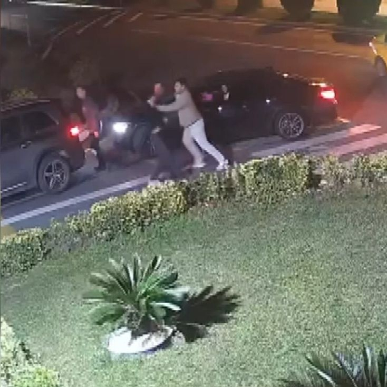 Trafikte tartıştığı sürücüye silah çekti