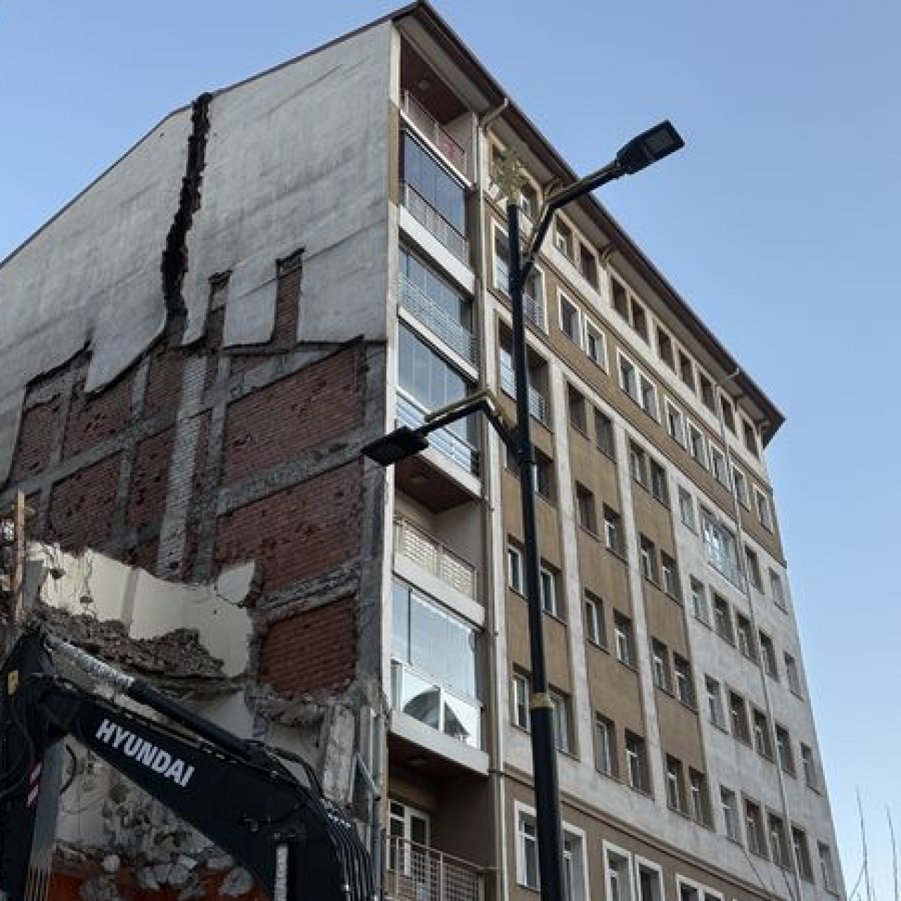 Yıkım sırasında taşıyıcı kolonu hasar gördü: 21 daire boşaltıldı