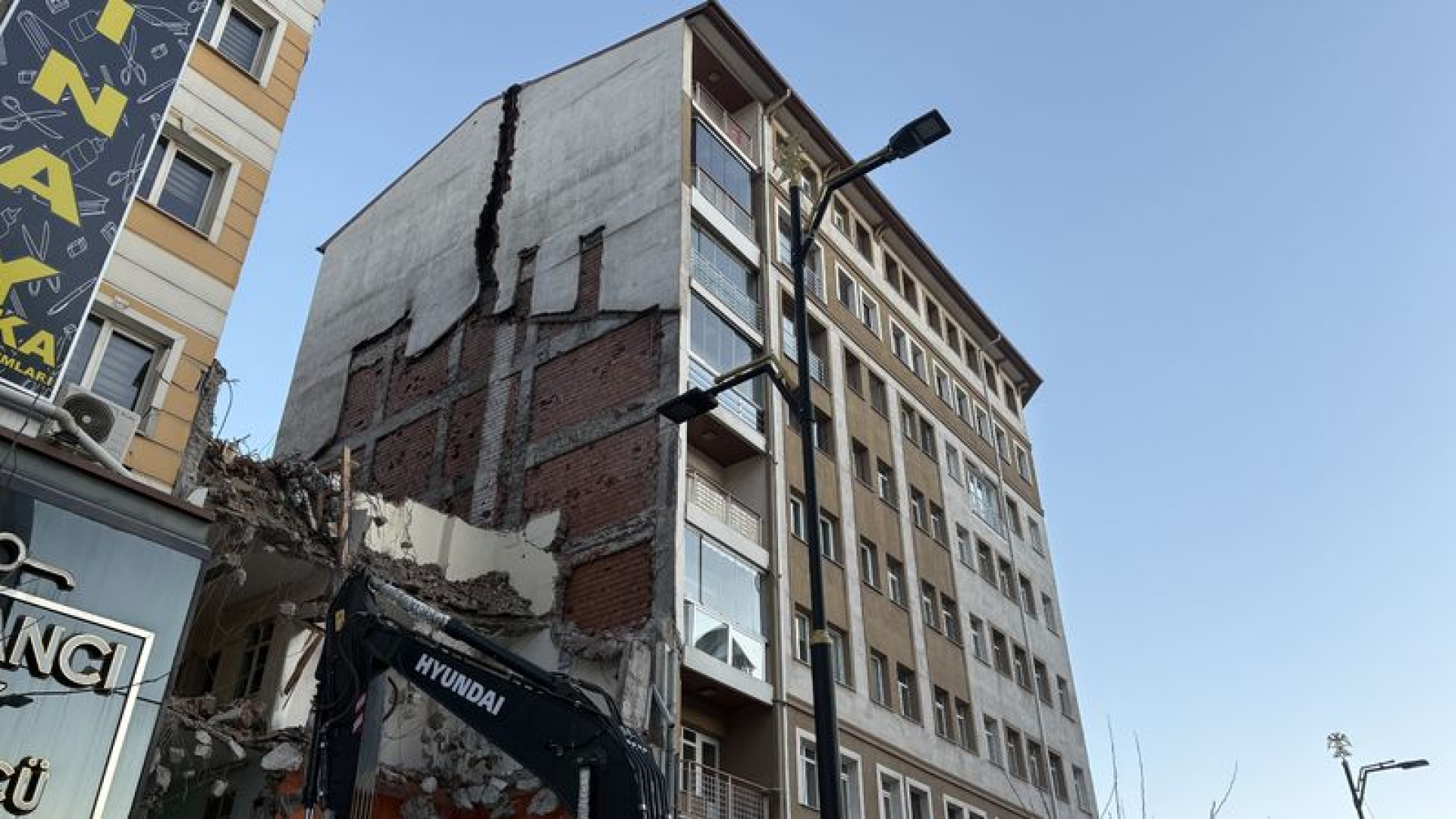 Sivas'ta yıkım sırasında taşıyıcı kolonu hasar gördü: 21 daire boşaltıldı