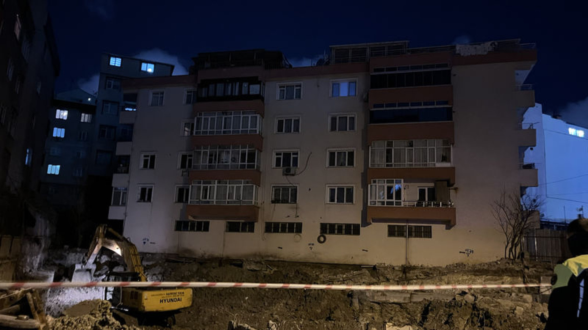 Bahçelievler'de İnşaat Kazısı Nedeniyle Riskli Bina Tahliye Edildi