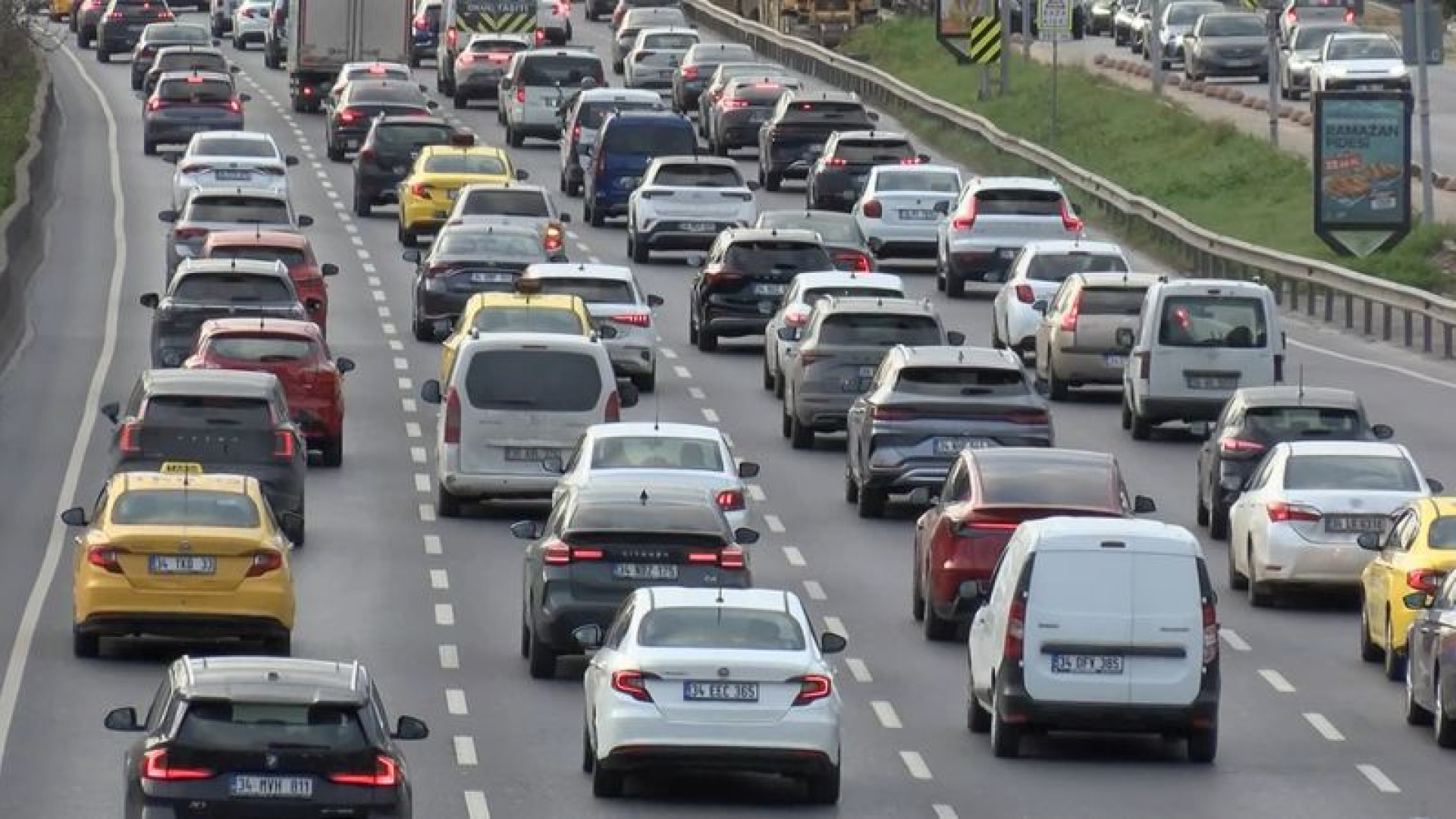 İstanbul'da Pazartesi Trafiği: Yoğunluk Yüzde 62'ye Ulaştı, Kozyatağı'nda Araçlar Yavaş İlerliyor