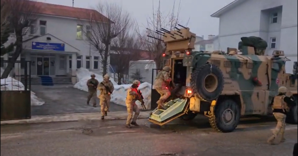 Van ve Hakkari'de Uyuşturucu Tacirlerine Operasyon: 320...