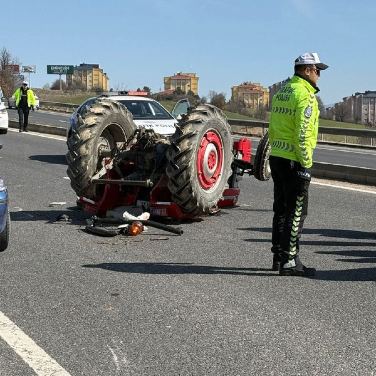Traktör rampa aşağı devrildi: 1 ölü