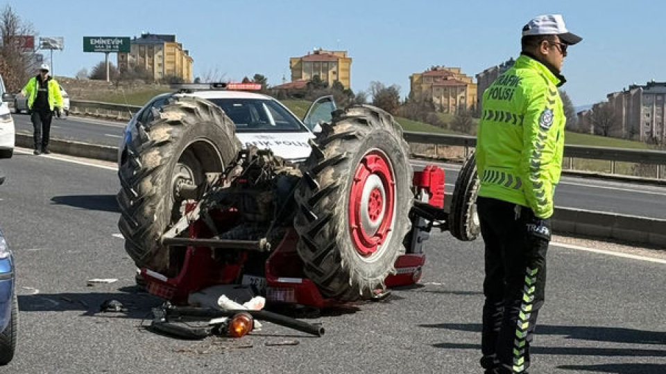 Traktör rampa aşağı devrildi: 1 ölü