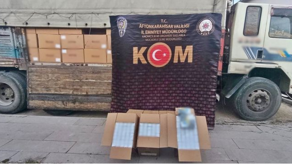 Afyonkarahisar'da 4 milyon 100 bin adet sahte bandrollü boş makaron ele geçirildi