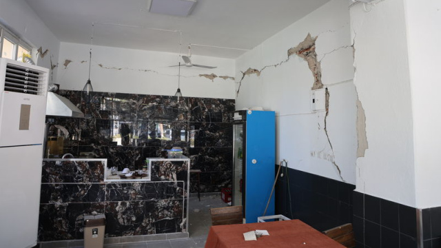 Denizli'de bazı evlerde çatlaklar oluştu