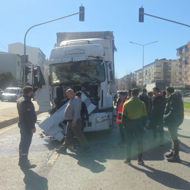TIR motosiklet ile kamyona çarptı: 5 yaralı