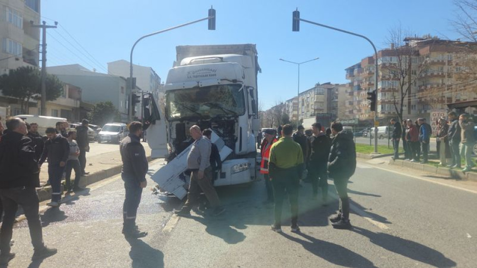 TIR motosiklet ile kamyona çarptı: 5 yaralı