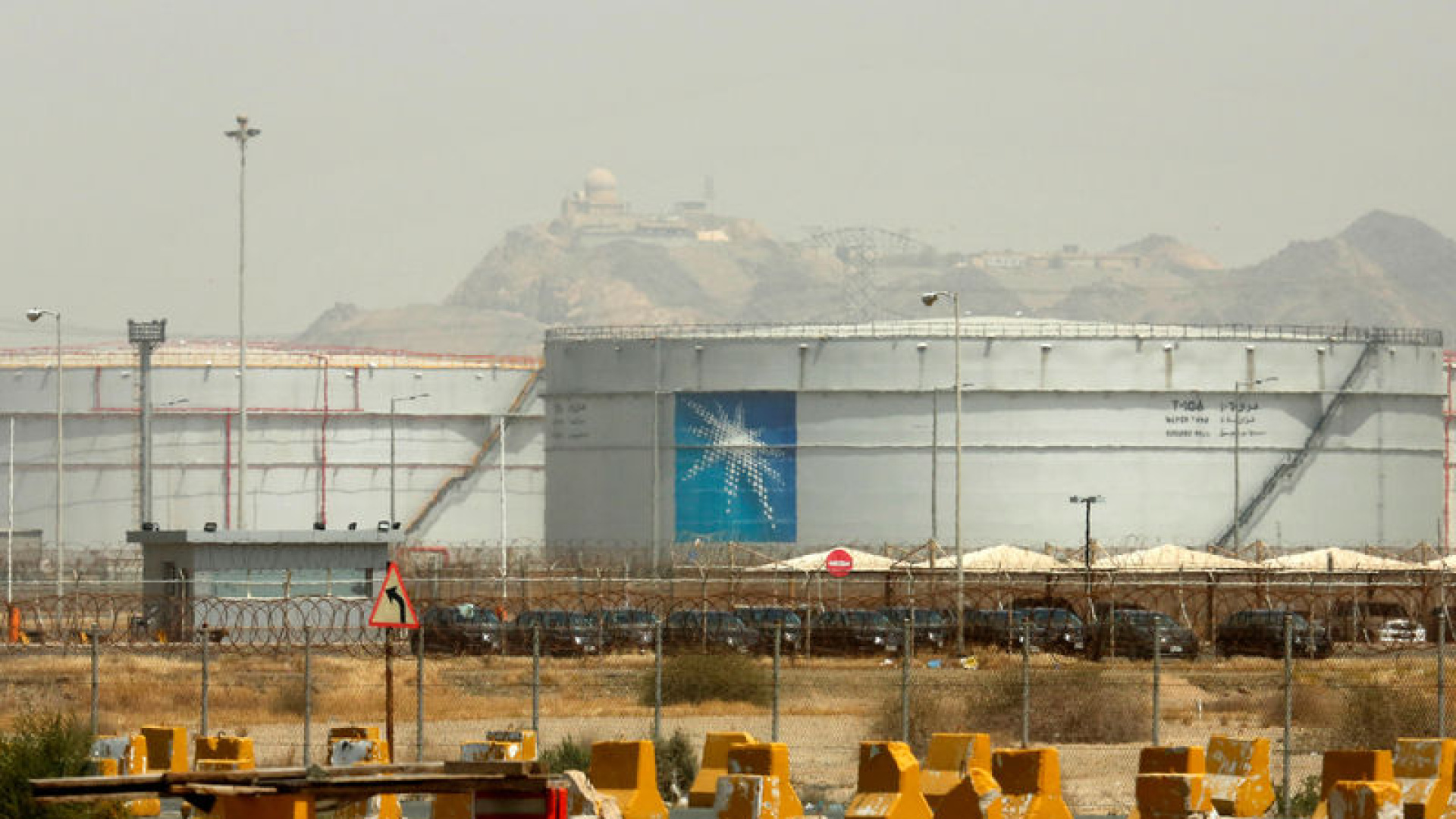 Suudi Arabistan İki Petrol Sahasında Üretimi Kıstı: Hürmüz Boğazı Krizinin Etkisi