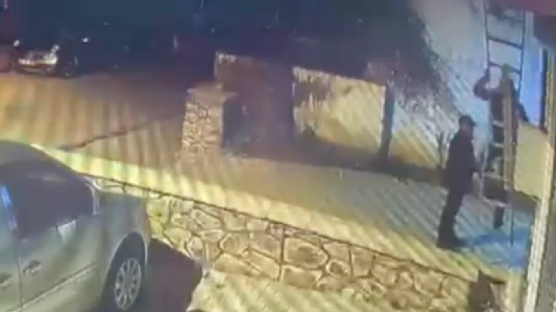 Yaşlı kadını ve bakıcısını bağladılar! Gaspçılar binaya merdiven dayayıp dehşet saçtı! | Son dakika haberleri