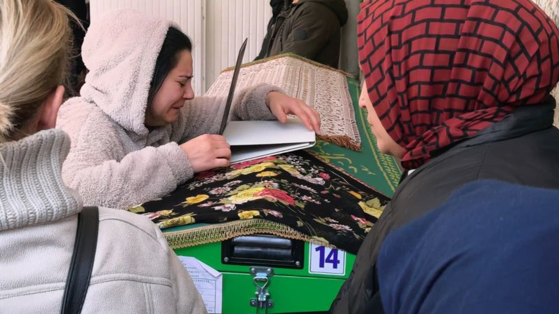 Bursa'da El Freni Faciası: Hediyeye Giden Dede ve Torunlarına Çarpan Araç 11 Yaşındaki Öykü'yü Aldı