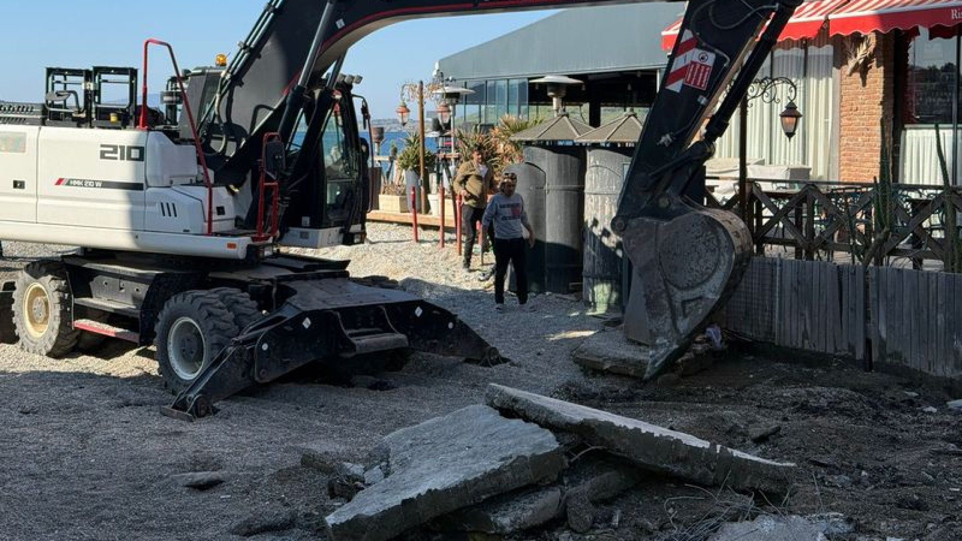 Bodrum'da Kıyı Temizliği: Beton Yapı ve Fırtına Atıkları Kaldırıldı