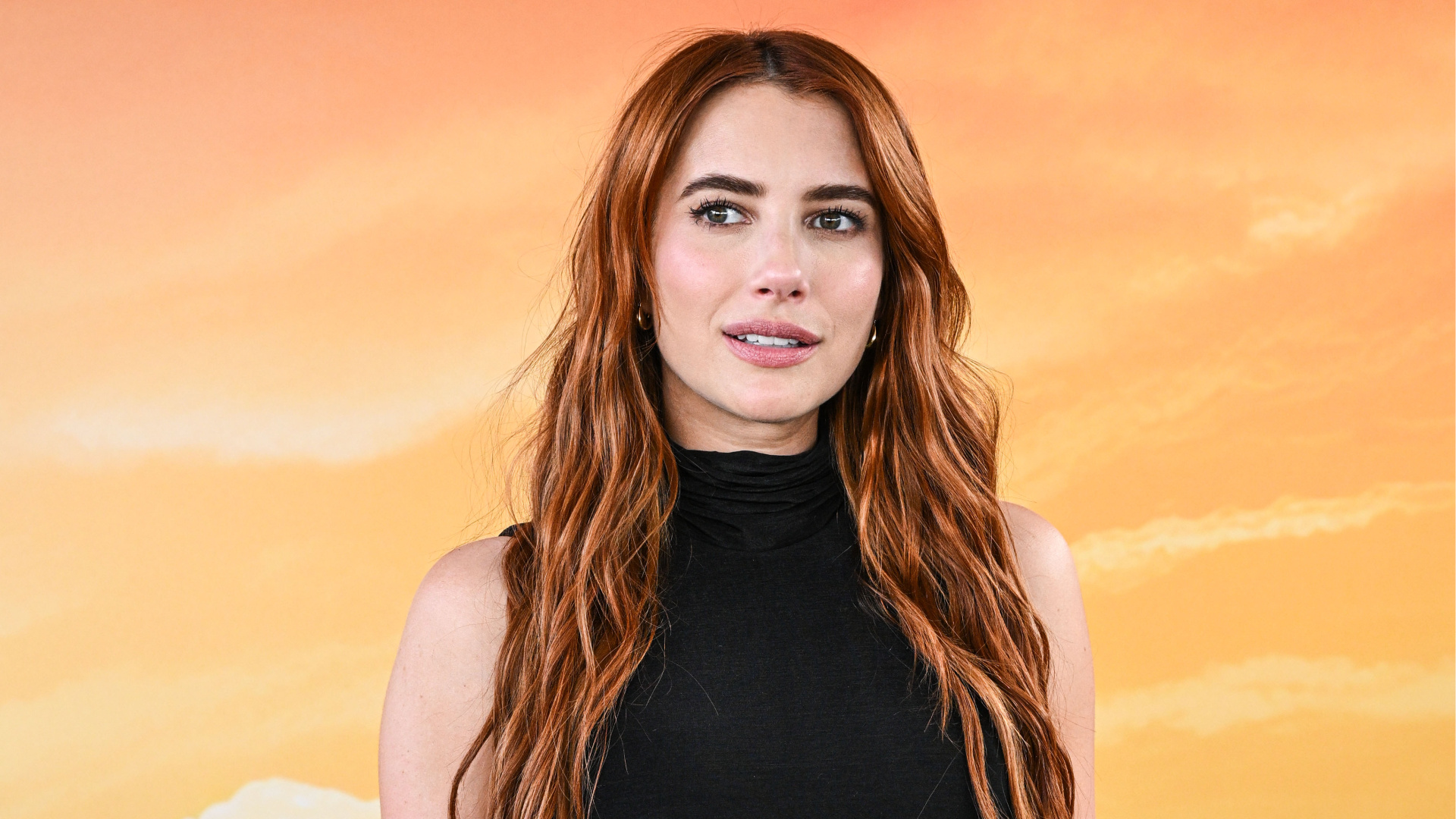 Emma Roberts'tan 'Kürk Mantolu Madonna' Paylaşımı: Türk Edebiyatı Dünya Yıldızlarını Büyülüyor