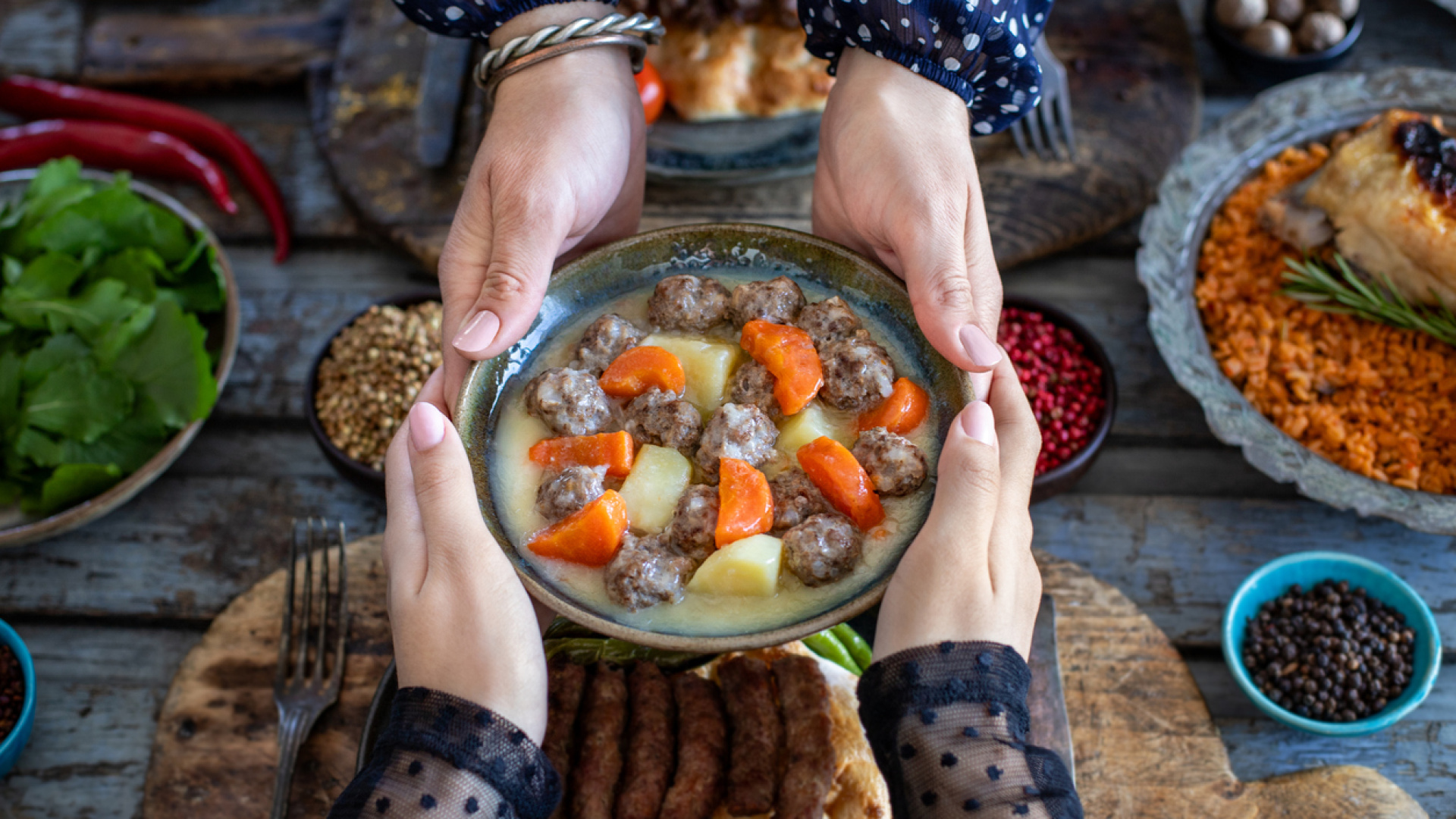 Bugün iftarda ne var? Ramazanın yirminci gününe özel menü: Ekşili köfteden revaniye 5 farklı lezzet!