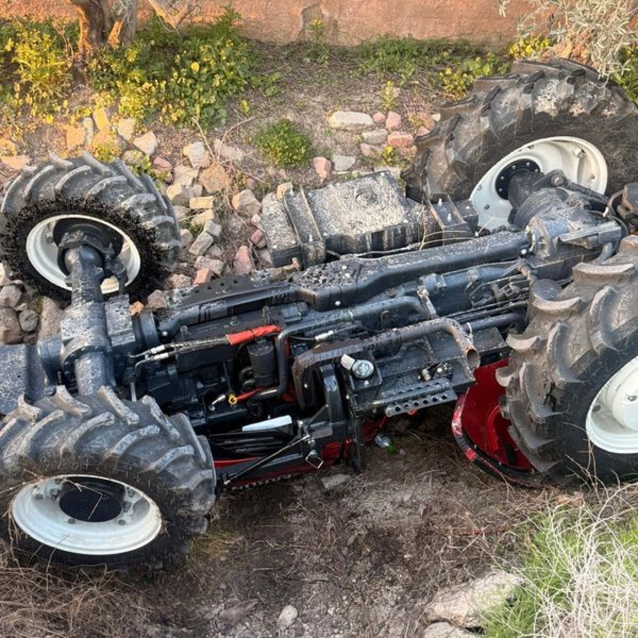 Sürücü devrilen traktörün altında kaldı