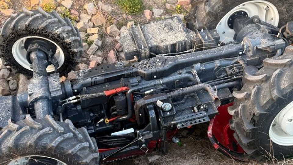 Sürücü devrilen traktörün altında kaldı