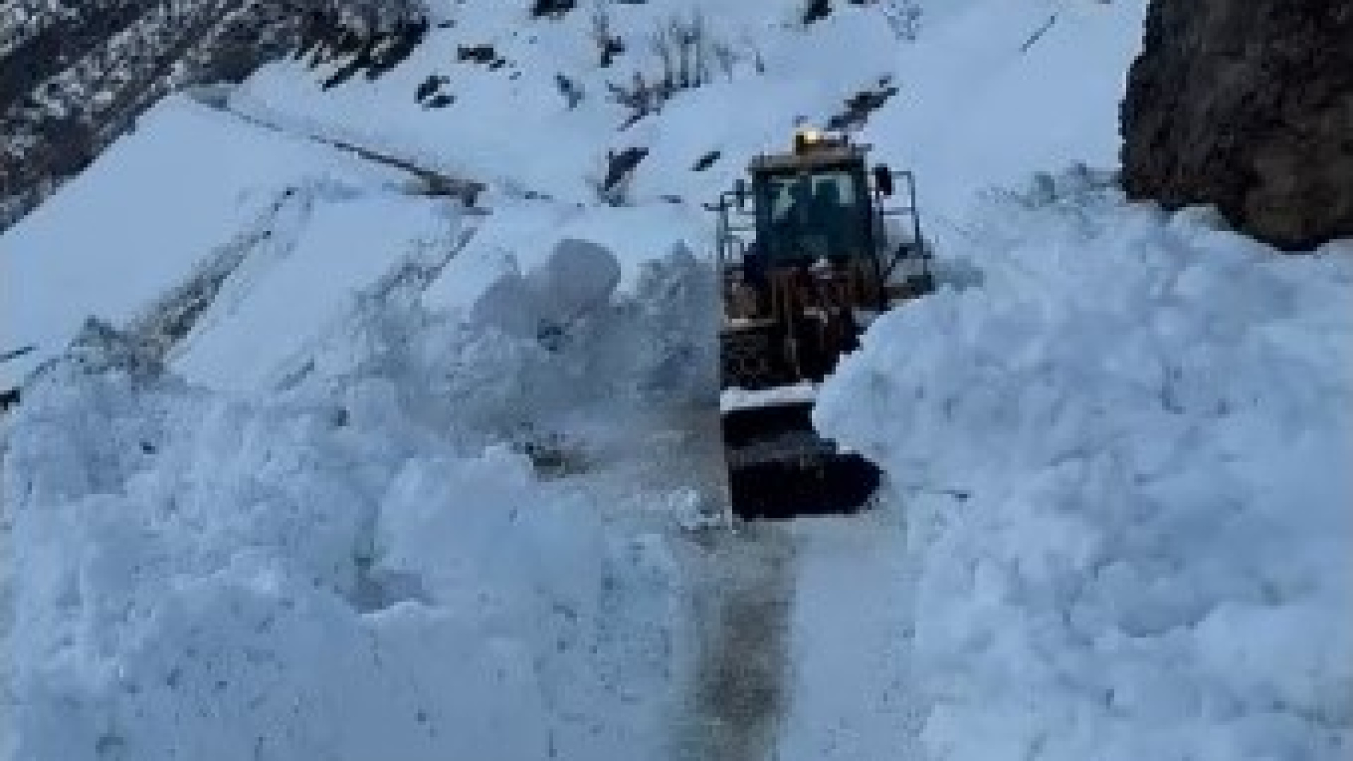 Bitlis'te Çığ Düştü: Köy Yolu Metrelerce Karda Kaldı, Ulaşım Kesintiye Uğradı
