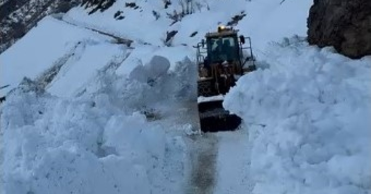 Bitlis'de Çığ düştü, Yollar Karla Kaplandı