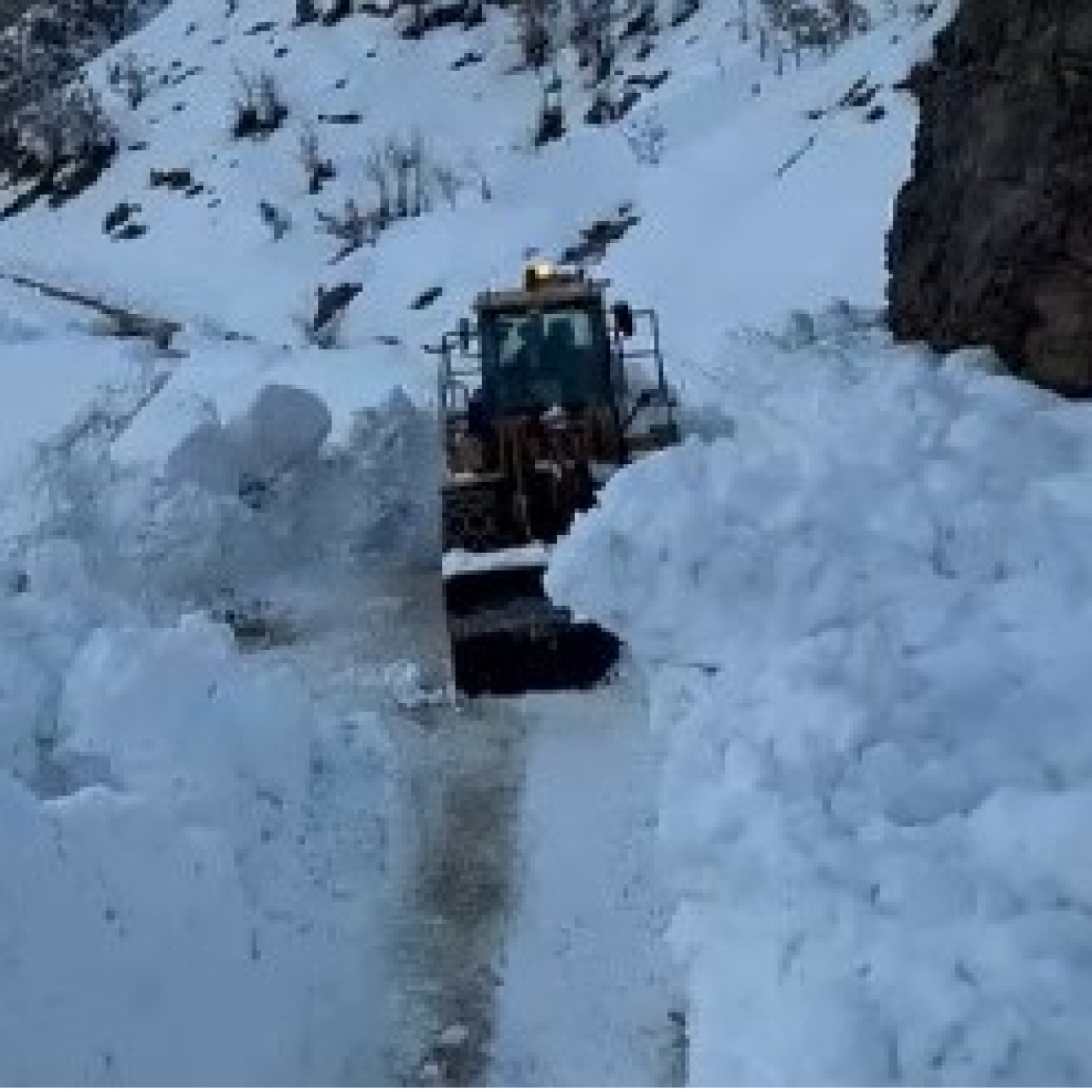 Çığ düştü, yol metrelerce karla kaplandı