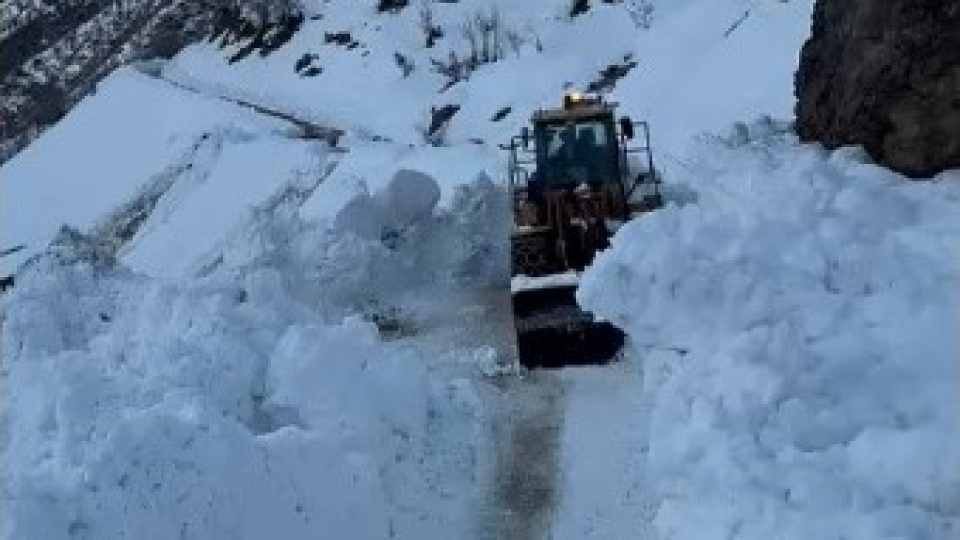 Çığ düştü, yol metrelerce karla kaplandı