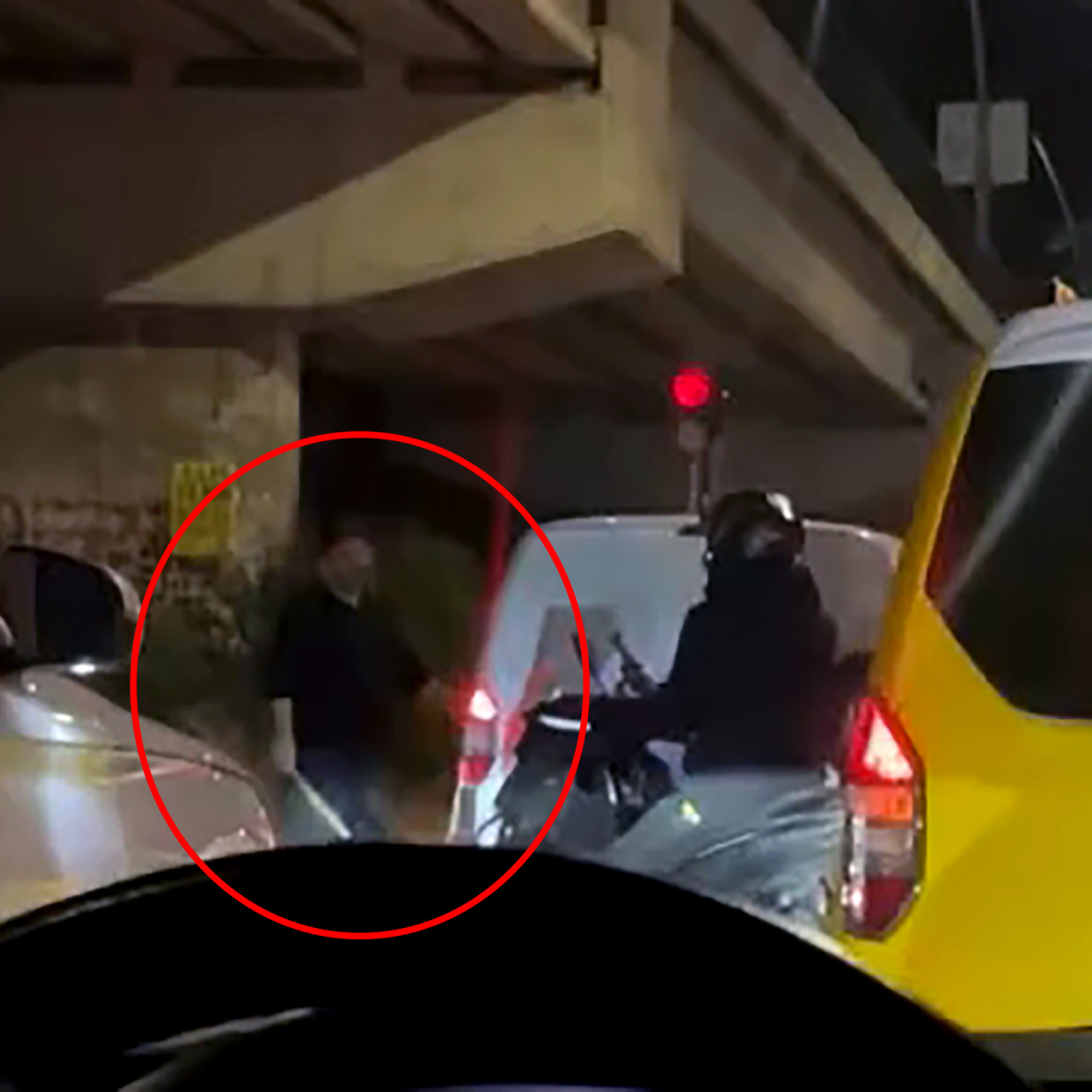 Sopayla aracından indi, tutuklandı!