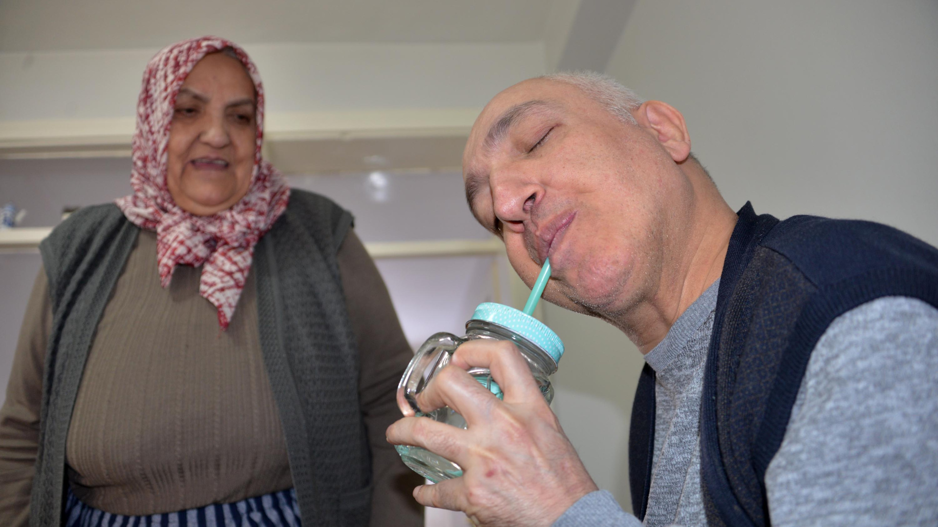 78 yaşındaki annenin tek isteği, 22 yıldır bakımını üstlendiği oğlunun güneşi görmesi | Sağlık Haberleri