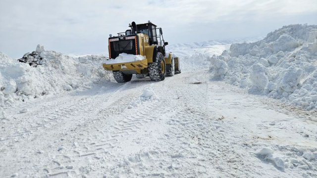 Üç ilde 198 yerleşim yerinin yolu kapandı