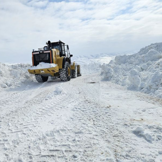 Üç ilde 198 yerleşim yerinin yolu kapandı