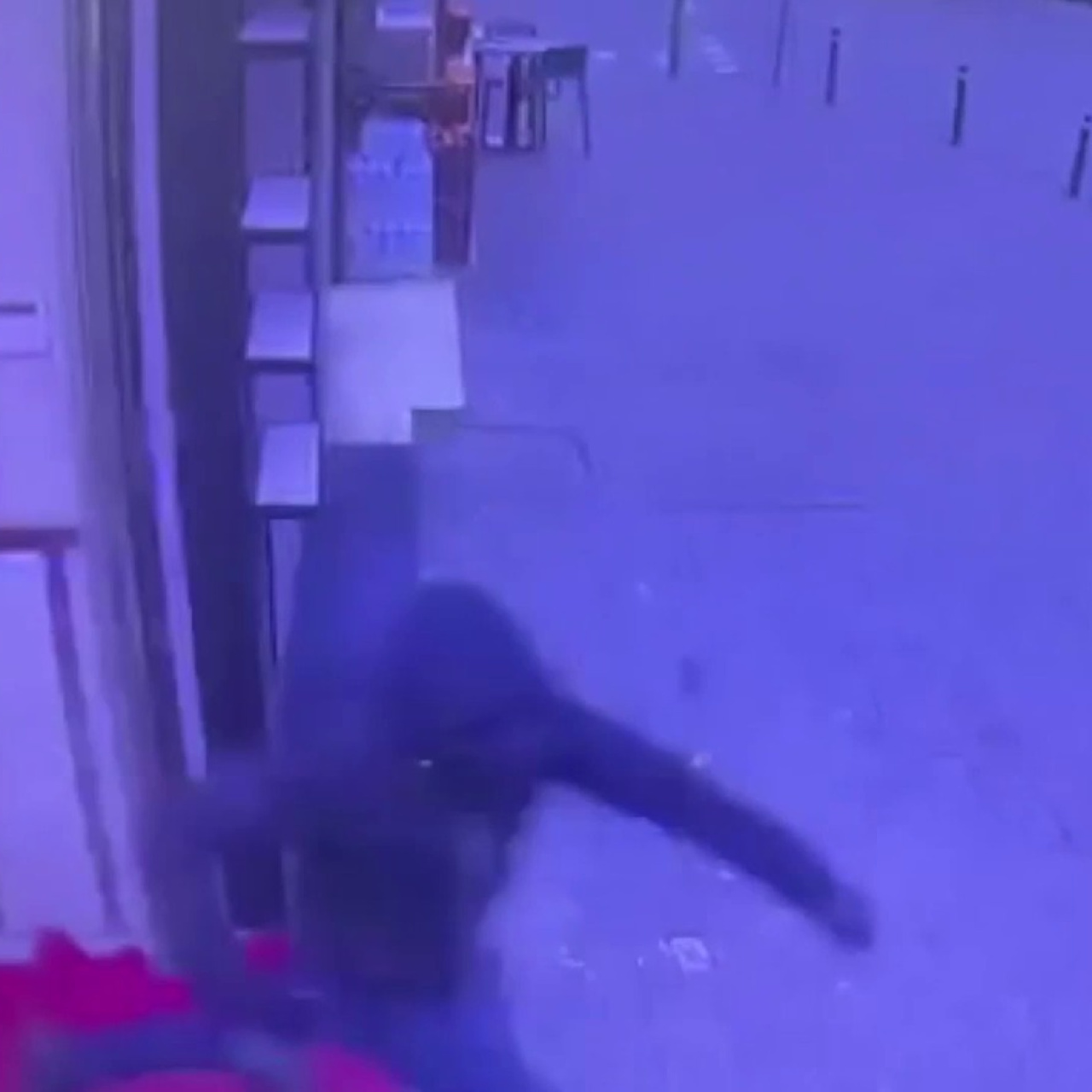 Döviz bürosunda silahlı soygun kamerada