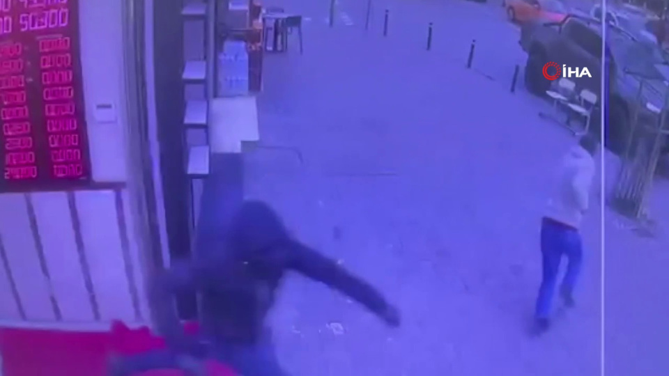 Döviz bürosunda silahlı soygun kamerada