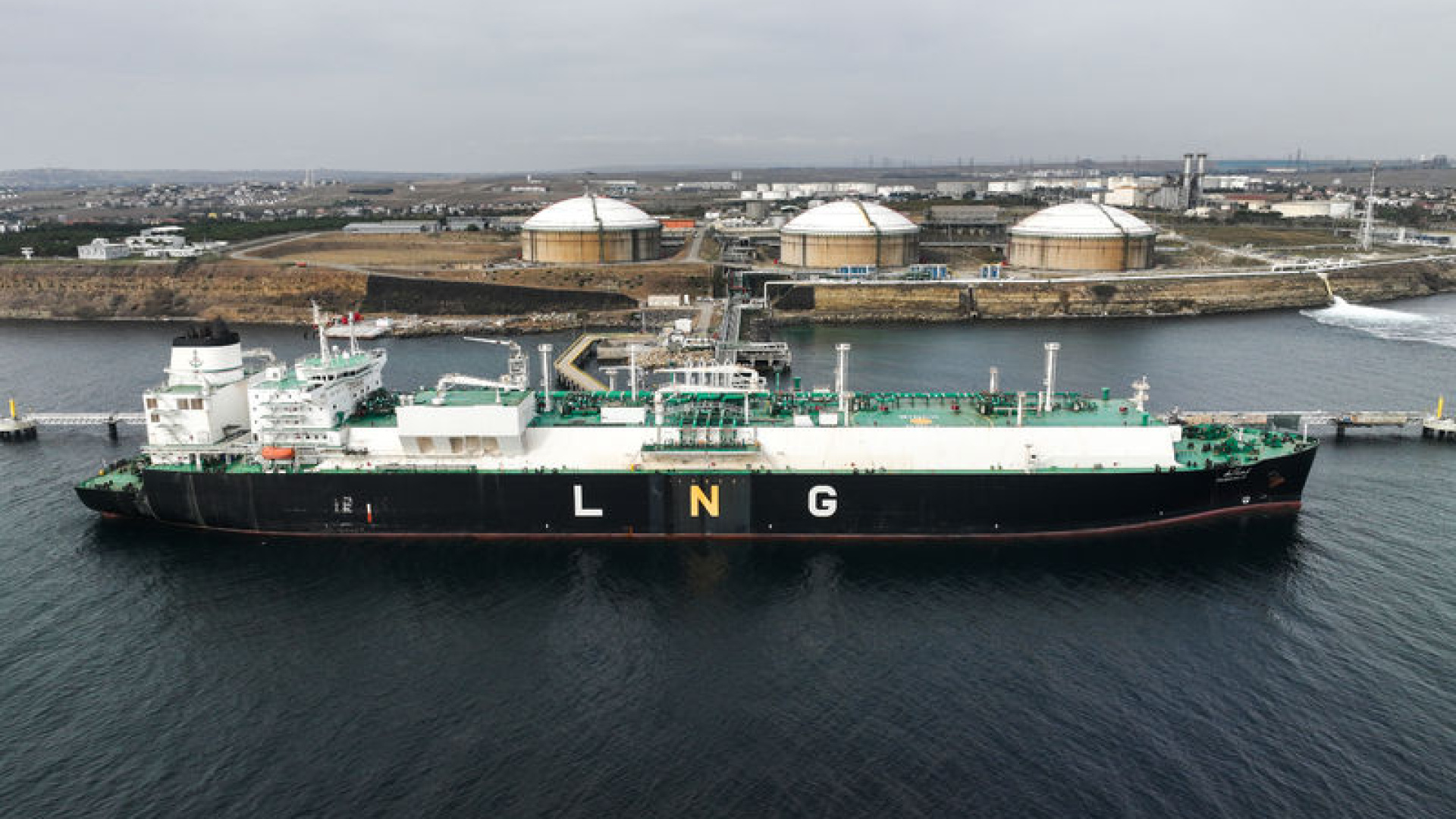 İran'a saldırılar en çok onları etkiledi! Avrupa ve Asya arasında LNG yarışı - Enerji Haberleri