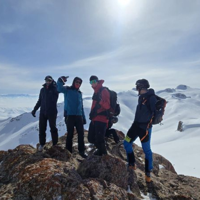 Çekyalı 5 dağcıdan Mor Dağı’na 9 saatlik tırmanış