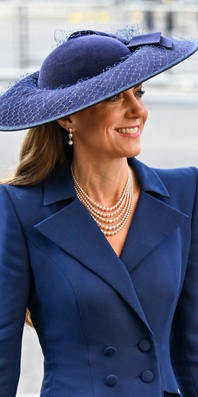 İçeride kutlama, dışarıda protesto