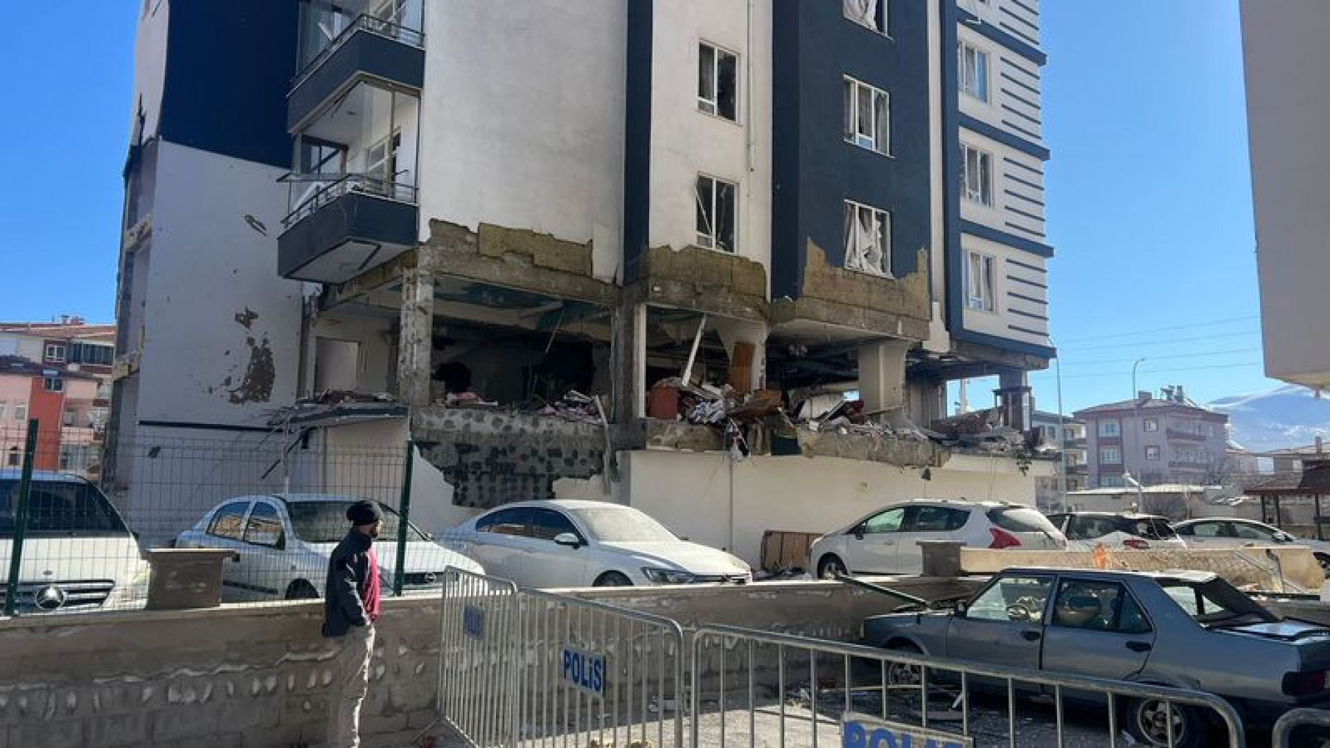 Niğde'de Doğalgaz Patlaması: 16 Yaralı, 15 Katlı Bina Ağır Hasar Gördü