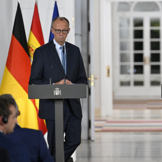 Merz Sanchez'den geri dönüş bekliyor