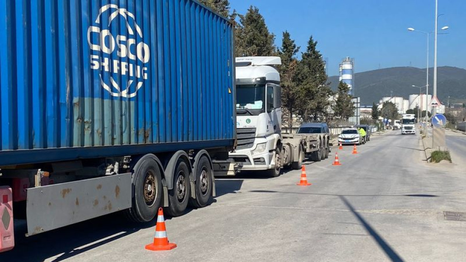 İki TIR'ın arasında sıkışıp öldü