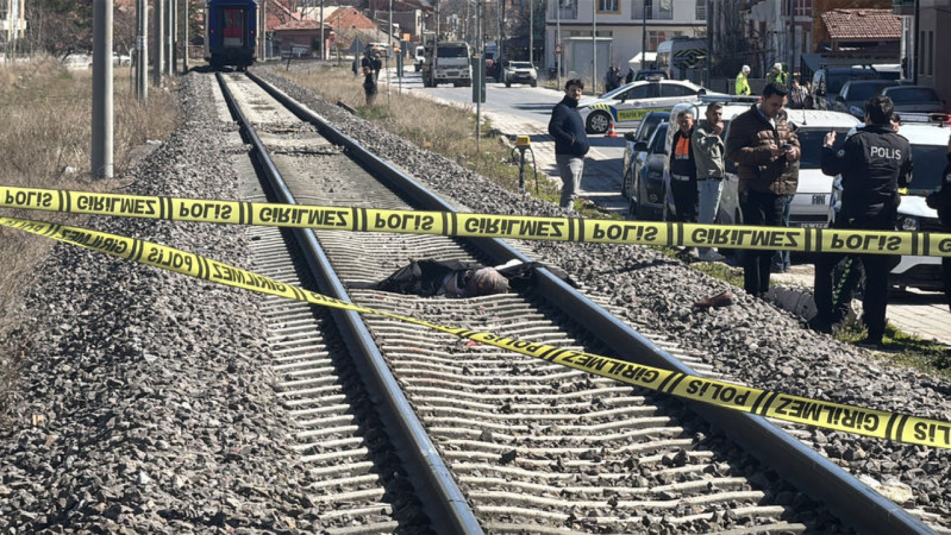 Yolcu treninin çarptığı kadın hayatını kaybetti