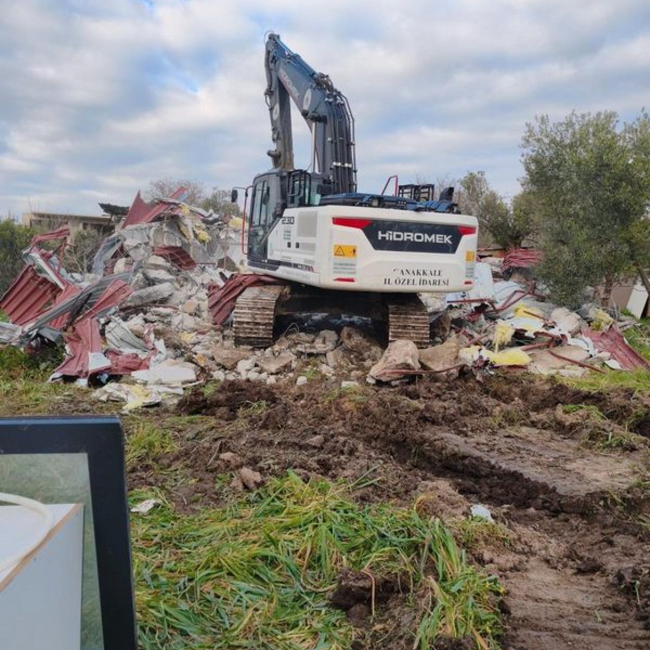 Çanakkale'de kaçak yapılar yıkıldı