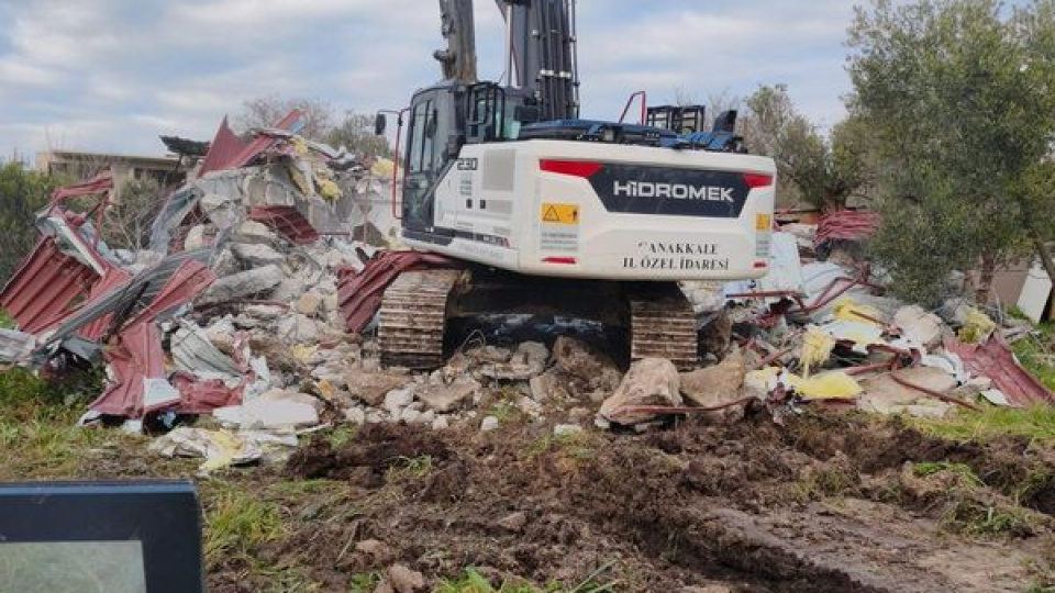 Çanakkale'de kaçak yapılar yıkıldı