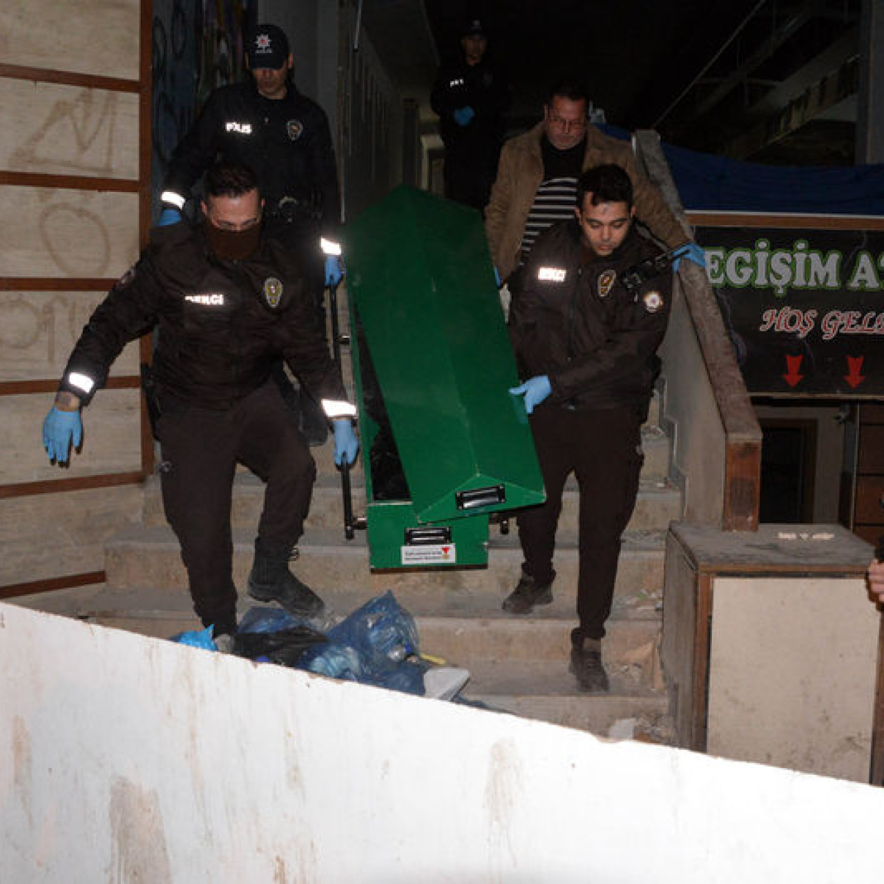 Çıplak halde kanlar içinde bulundu