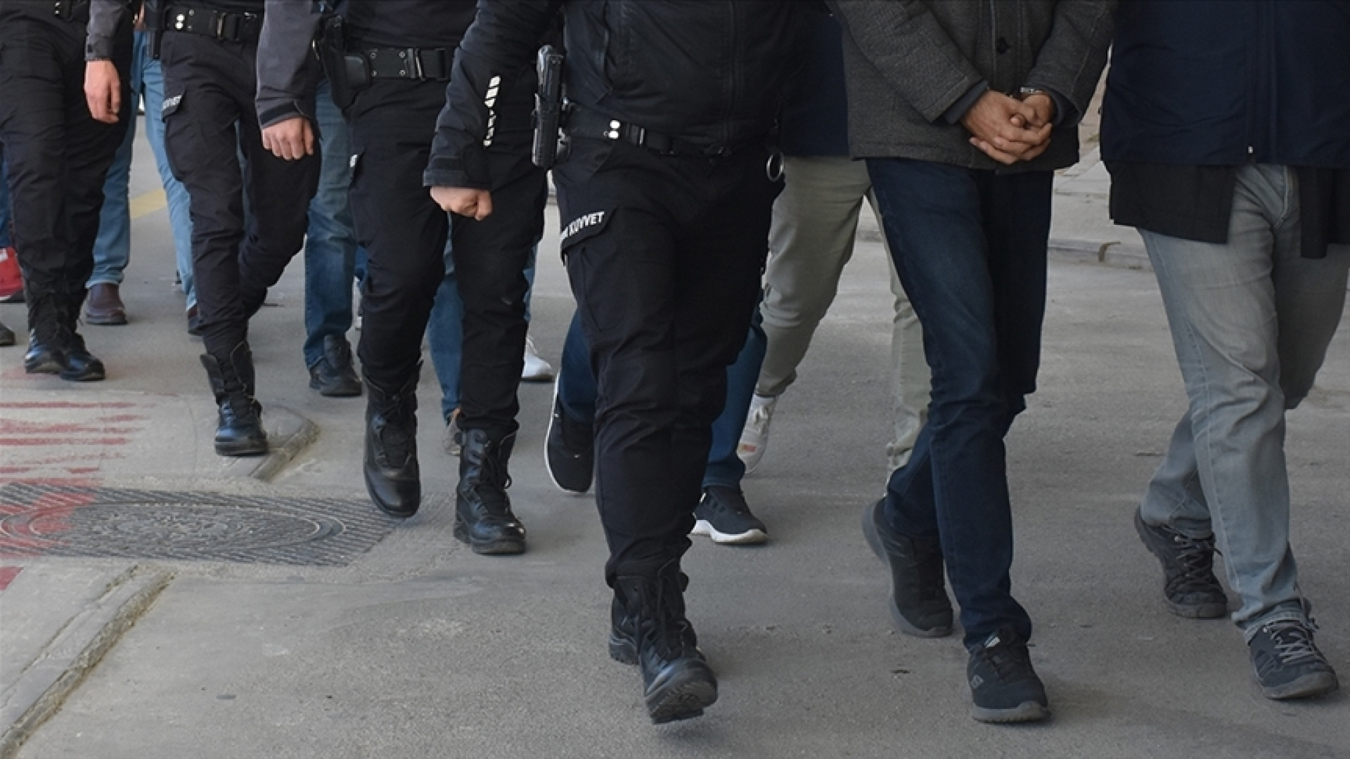 İzmir'de Narkotik Operasyonu: 10 Şüpheli Tutuklandı, Uyuşturucu ve Silahlar Ele Geçirildi