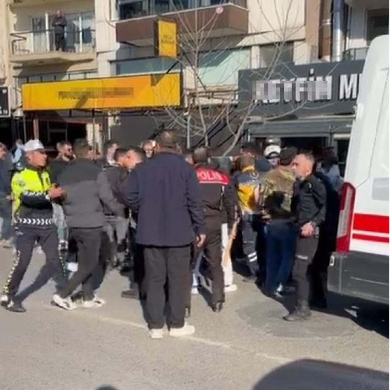 Bıçaklı kavga: 1 ölü, 2 yaralı